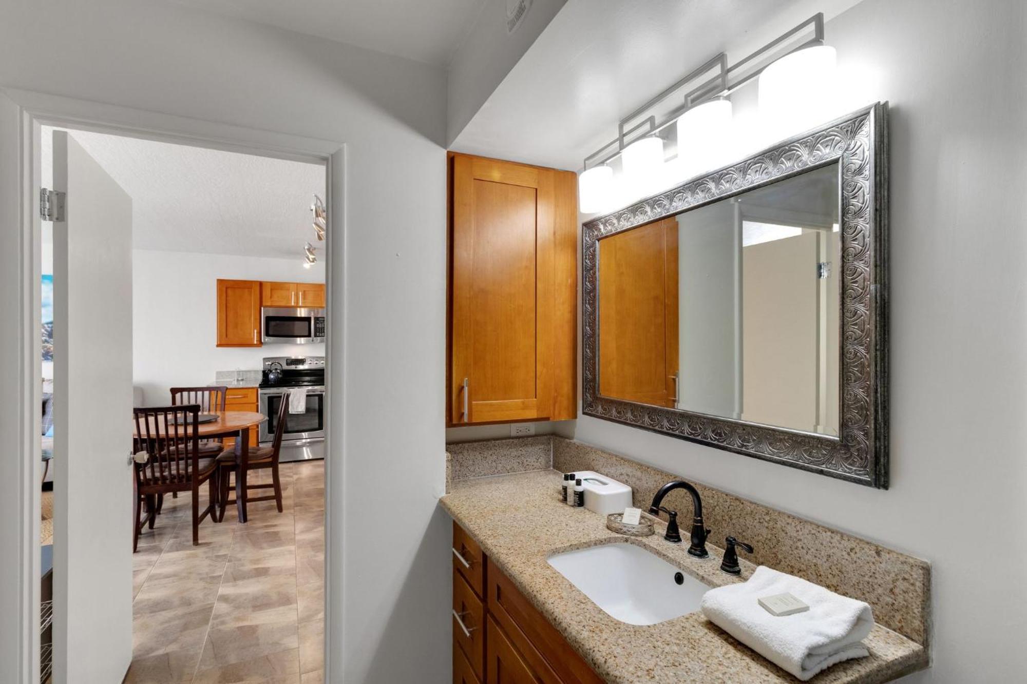 Apartment 31st-floor Oceanview Oasis -- Steps To Waikiki With Free Parking