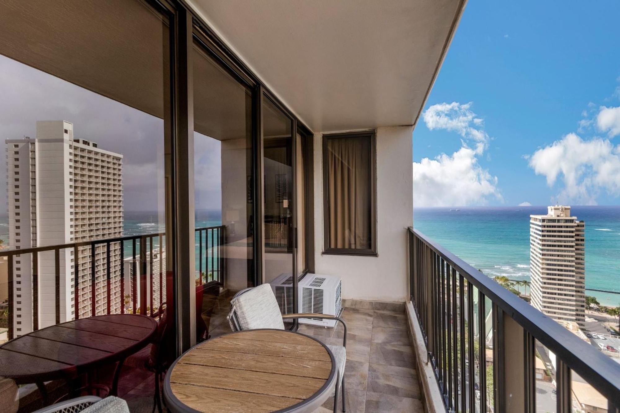 31st-floor Oceanview Oasis -- Steps To Waikiki With Free Parking Apartment Honolulu