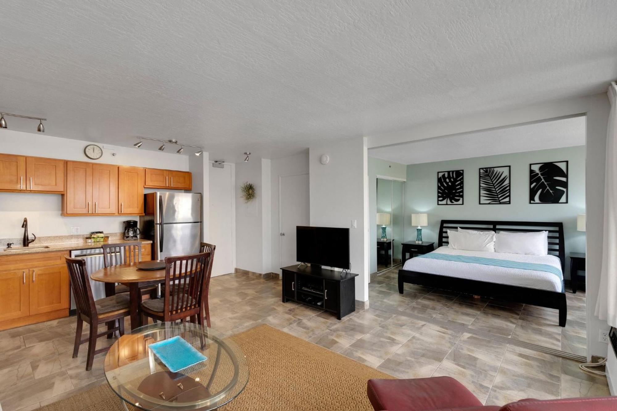31st-floor Oceanview Oasis -- Steps To Waikiki With Free Parking Apartment *