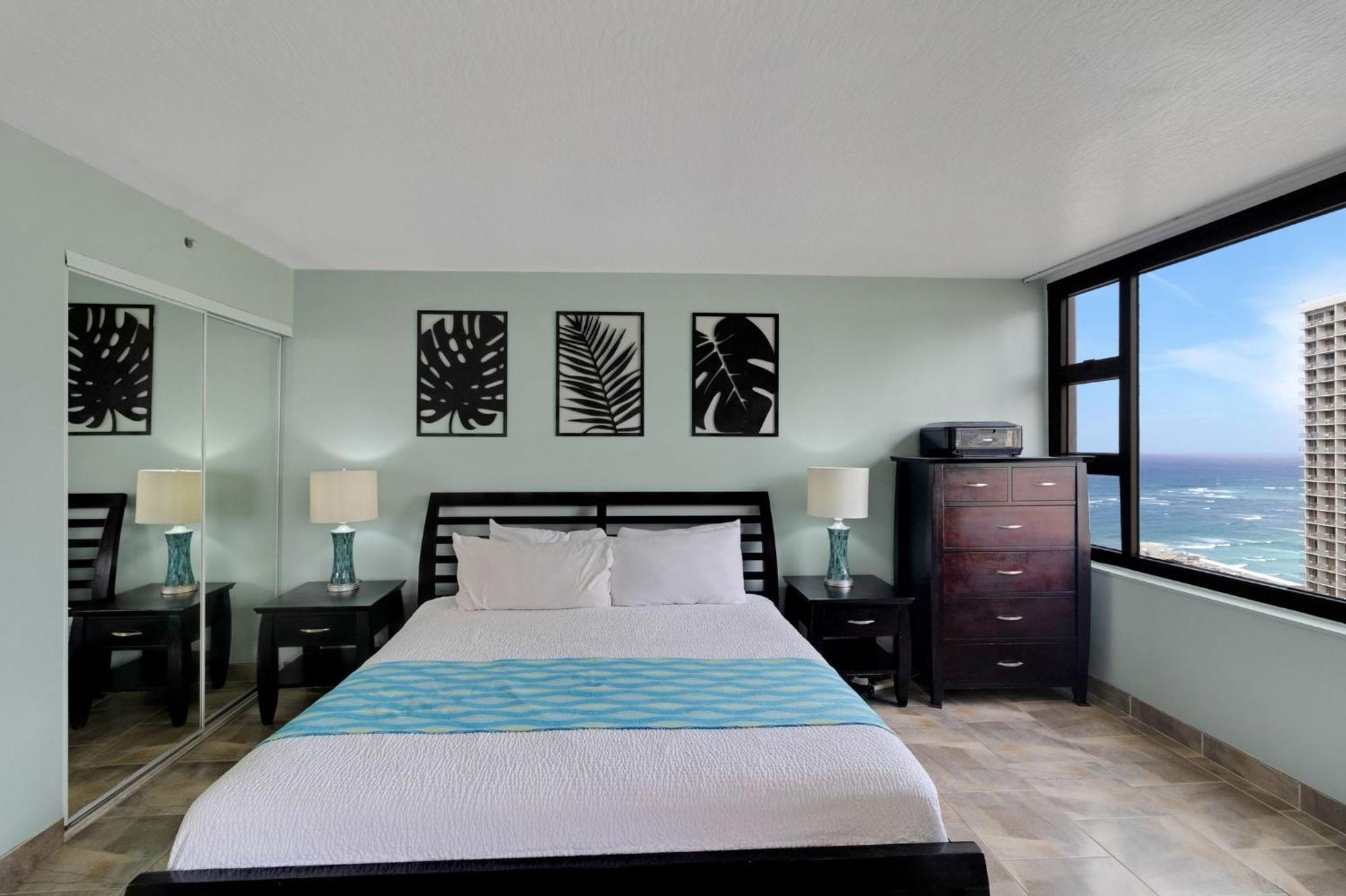 Apartment 31st-floor Oceanview Oasis -- Steps To Waikiki With Free Parking