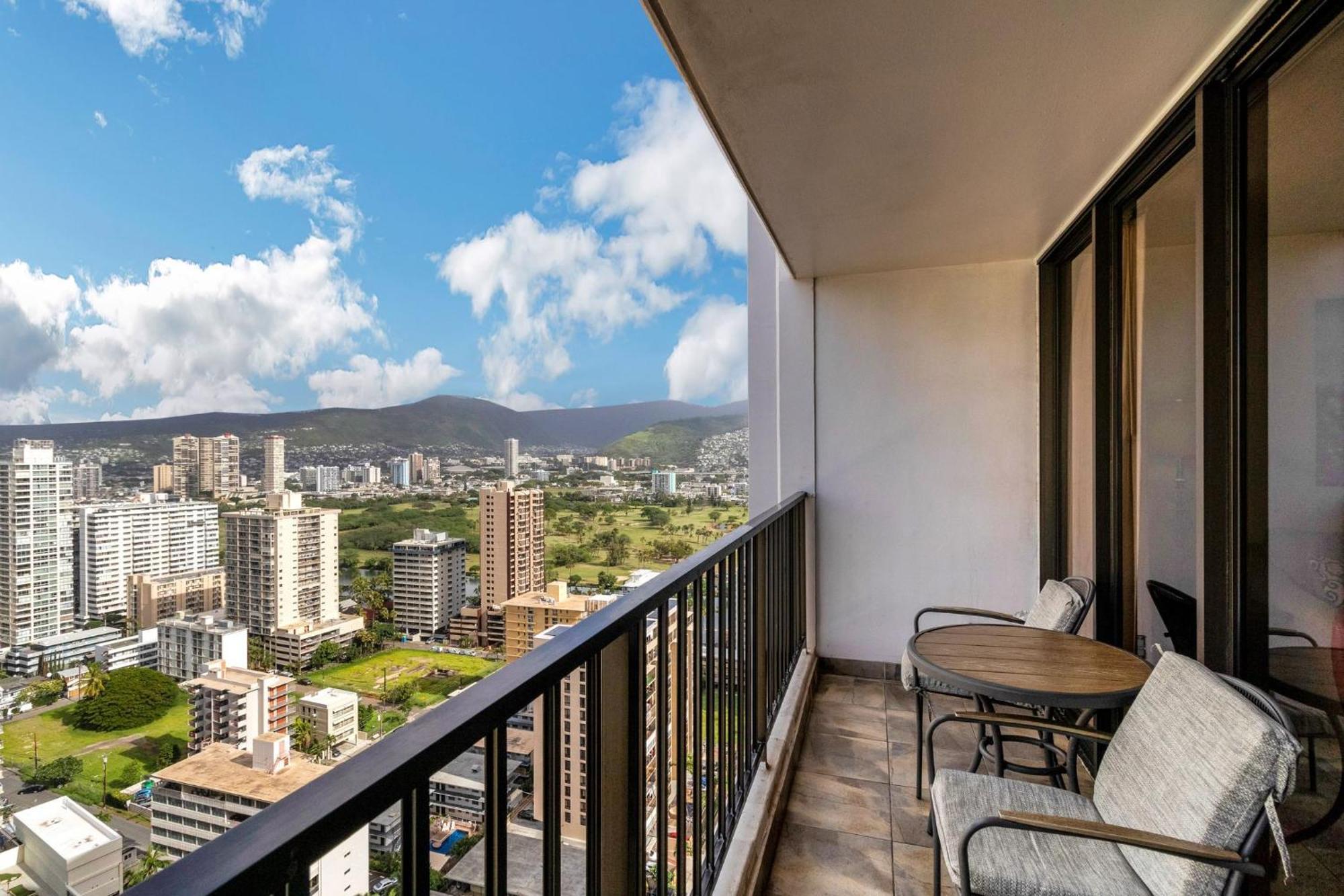 31st-floor Oceanview Oasis -- Steps To Waikiki With Free Parking Apartment Honolulu